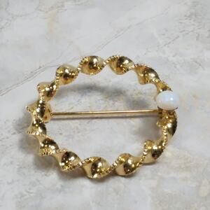 Beautiful Twisted Gold Tone Circle Brooch w/ Faux Opal Pearl Accent Vtg 90s Y2k